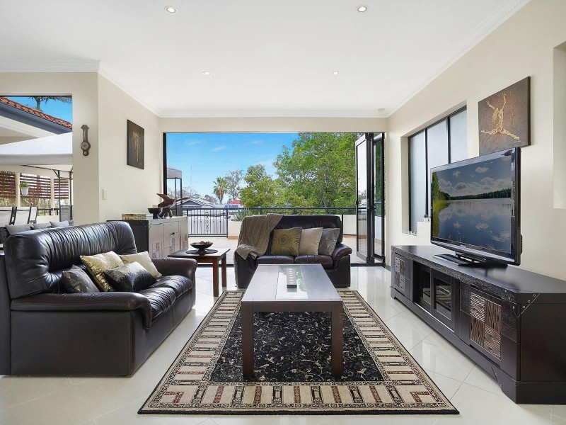 61 Seventh Avenue, St Lucia QLD 4067