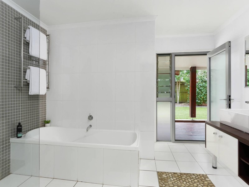 25 Dawn Street, Bardon QLD 4065