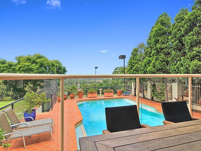 8 Becker Place, Mount Ommaney QLD 4074