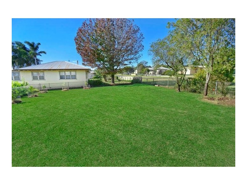 8 McGregor Street, Wilsonton QLD 4350