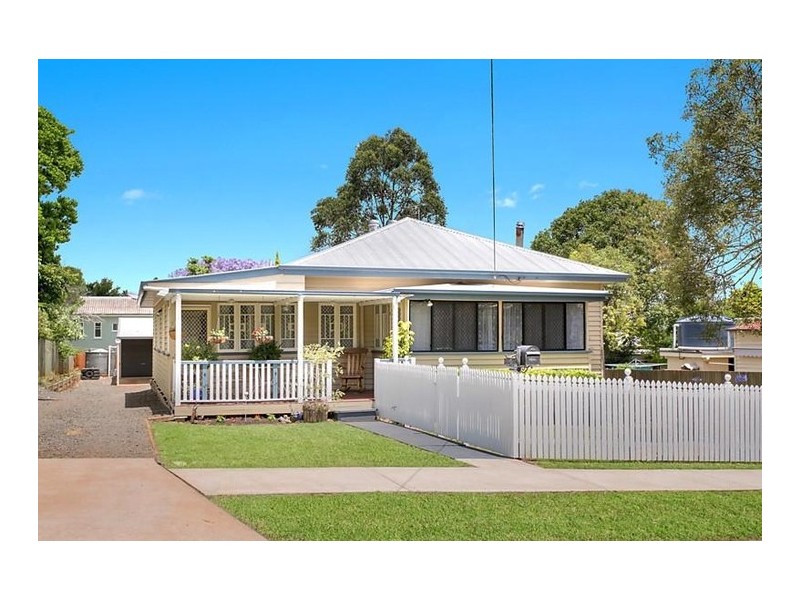 6 Chamberlain Street, North Toowoomba QLD 4350