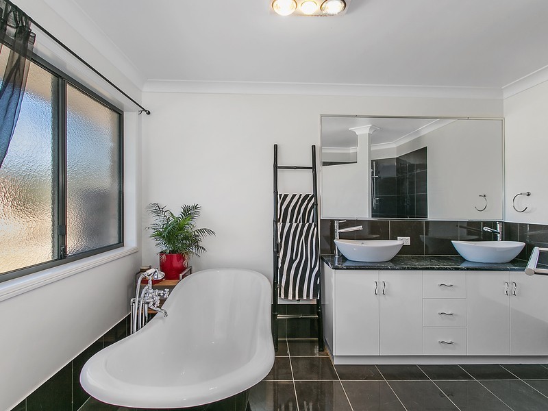 8 Legend Drive, Adare QLD 4343