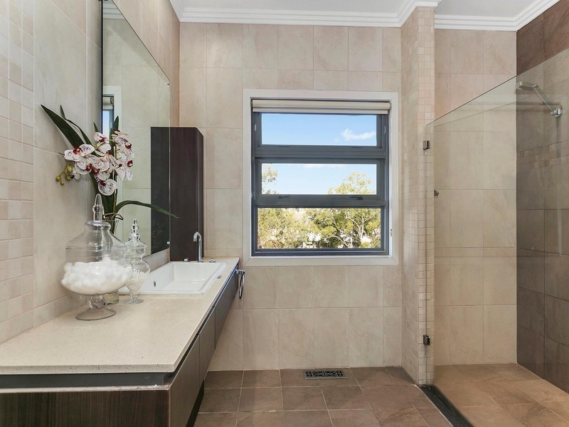 4C Mackenzie Street, Mount Lofty QLD 4350