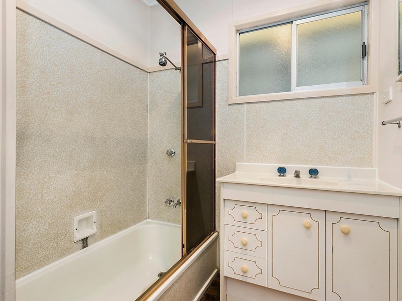 19 Rhyde Street, Mount Lofty QLD 4350