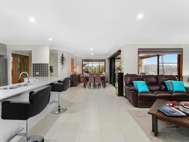 8 Martini Street, Mount Lofty QLD 4350