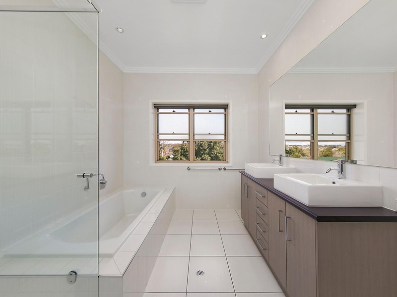 3 Lupin Court, Centenary Heights QLD 4350