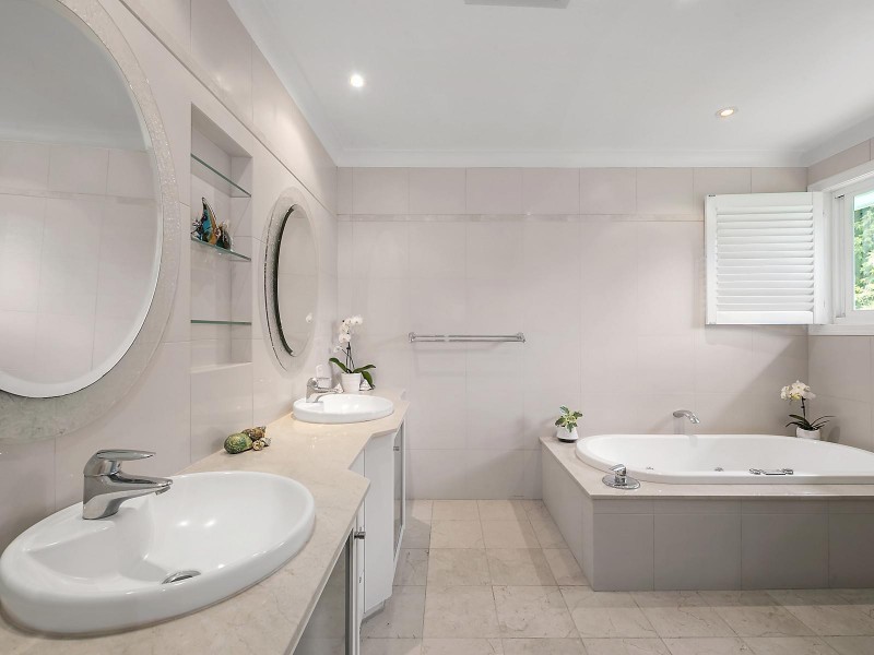 6 Flagstone Creek Road, Middle Ridge QLD 4350