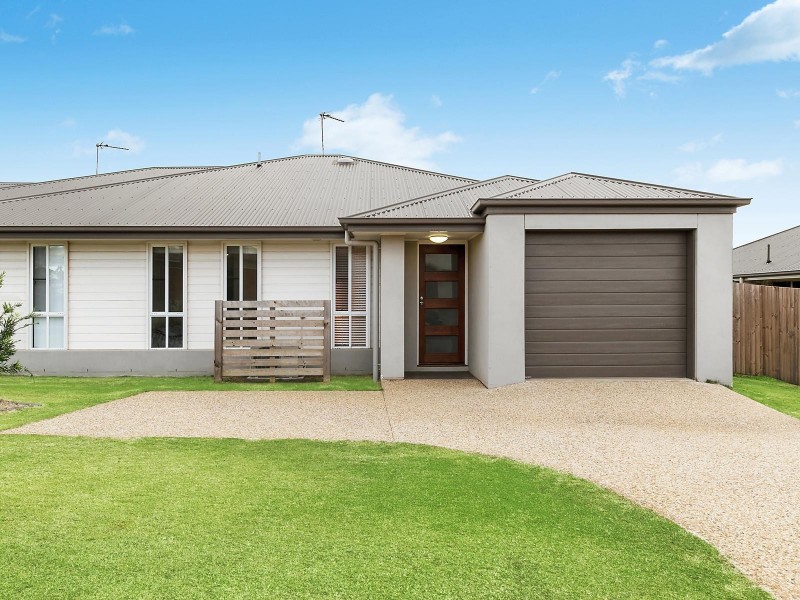 2/5 Sanctuary Street, Cranley QLD 4350