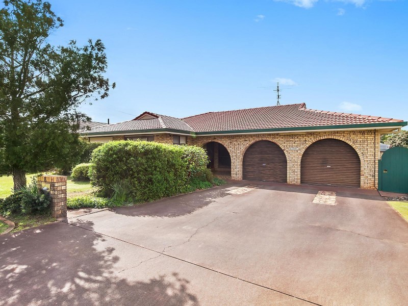 8 Bischof Street, Wilsonton Heights QLD 4350