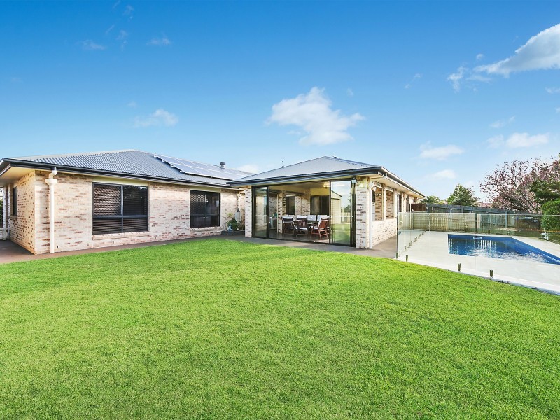 2 Nioka Drive, Highfields QLD 4352