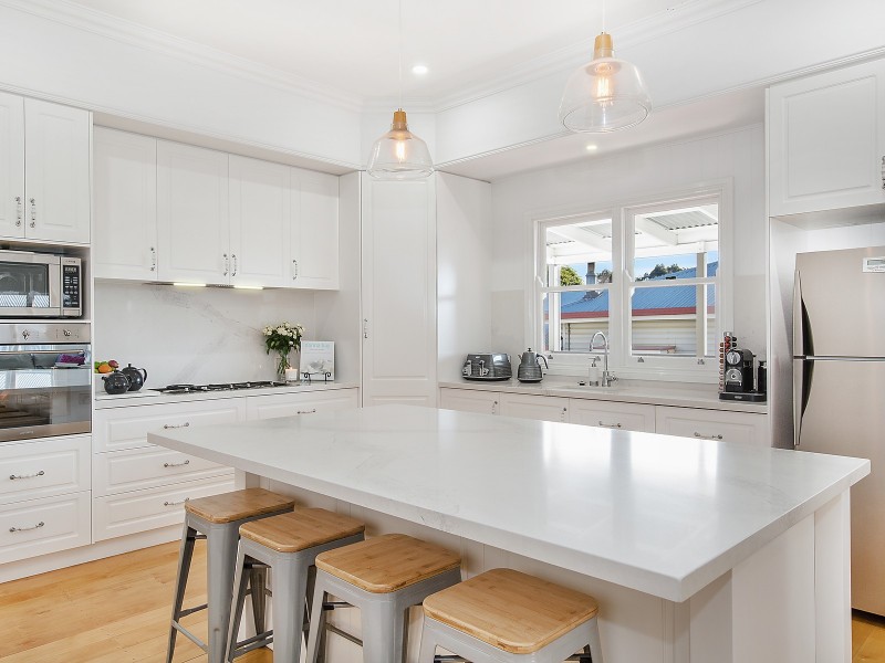 25 Collins Street, Mount Lofty QLD 4350