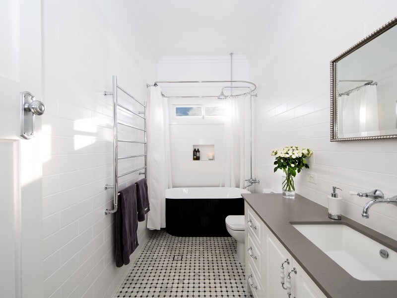 25 Collins Street, Mount Lofty QLD 4350