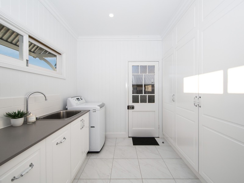 25 Collins Street, Mount Lofty QLD 4350