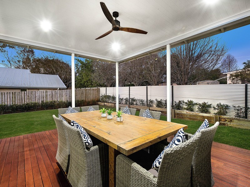 25 Collins Street, Mount Lofty QLD 4350