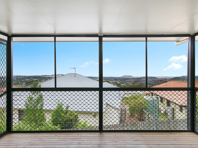 5 Dodson Crescent, Mount Kynoch QLD 4350