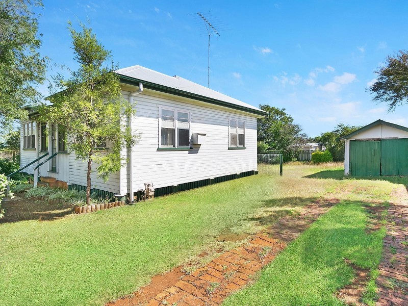 811 Ruthven Street, Kearneys Spring QLD 4350