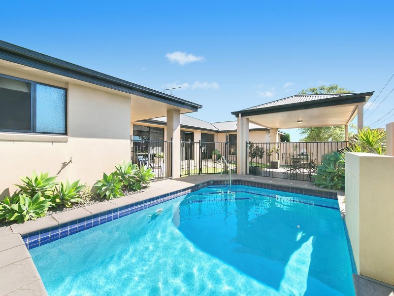 2 Prime Minister Drive, Middle Ridge QLD 4350