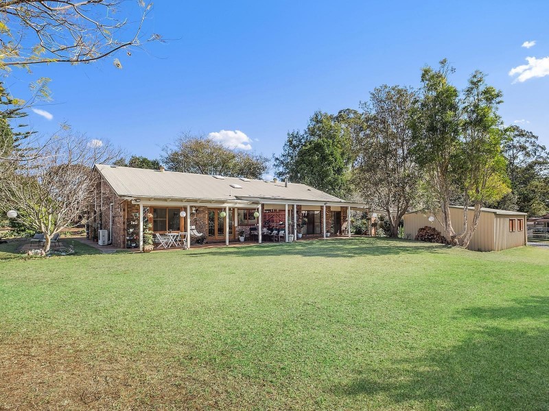 6 Whispering Pines Drive, Highfields QLD 4352