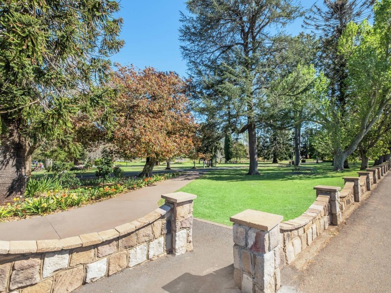 5 Thompson Lane, East Toowoomba QLD 4350