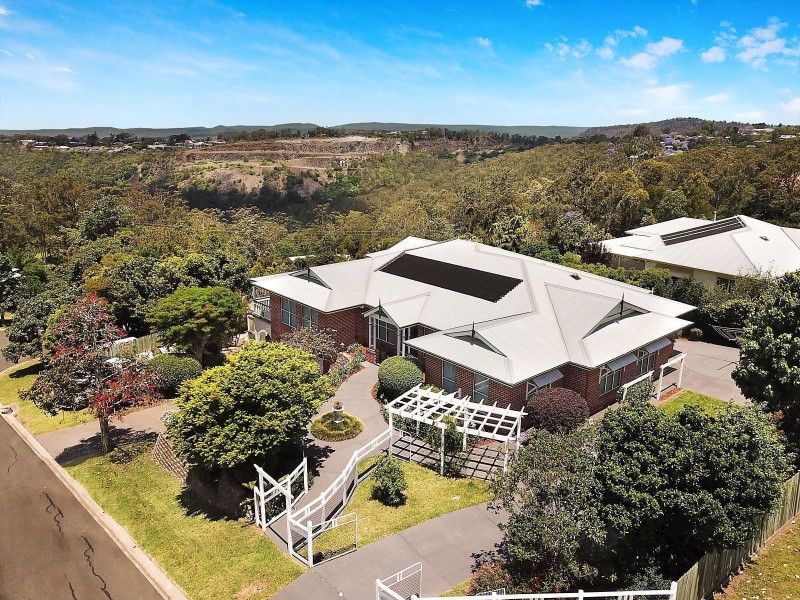 8 Huntingdale Court, Mount Lofty QLD 4350