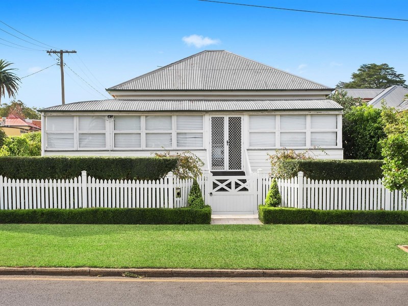 2 Burstow Street, East Toowoomba QLD 4350