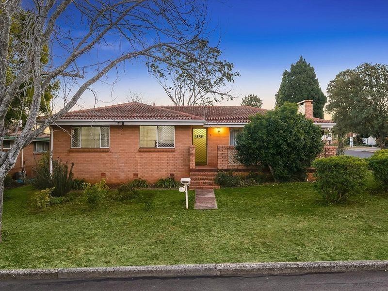 1 Berghofer Street, Rockville QLD 4350