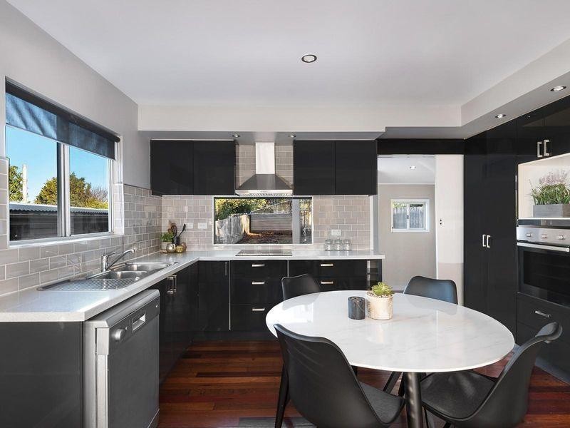 6 Reginald Street, Mount Lofty QLD 4350