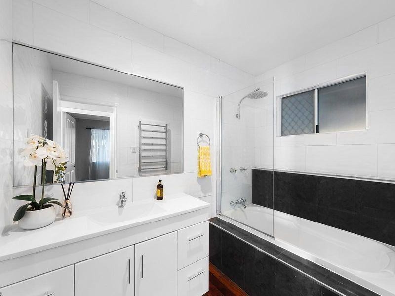 6 Reginald Street, Mount Lofty QLD 4350