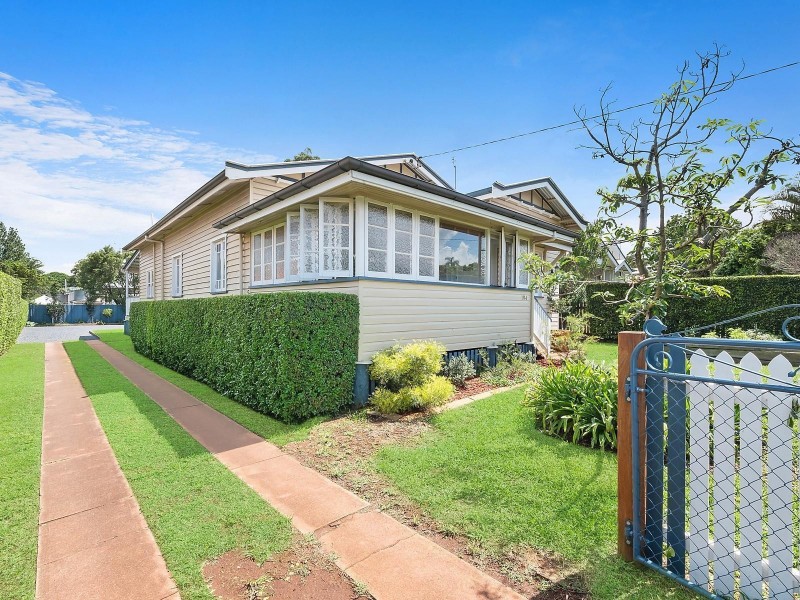 194 Campbell Street, Newtown QLD 4350