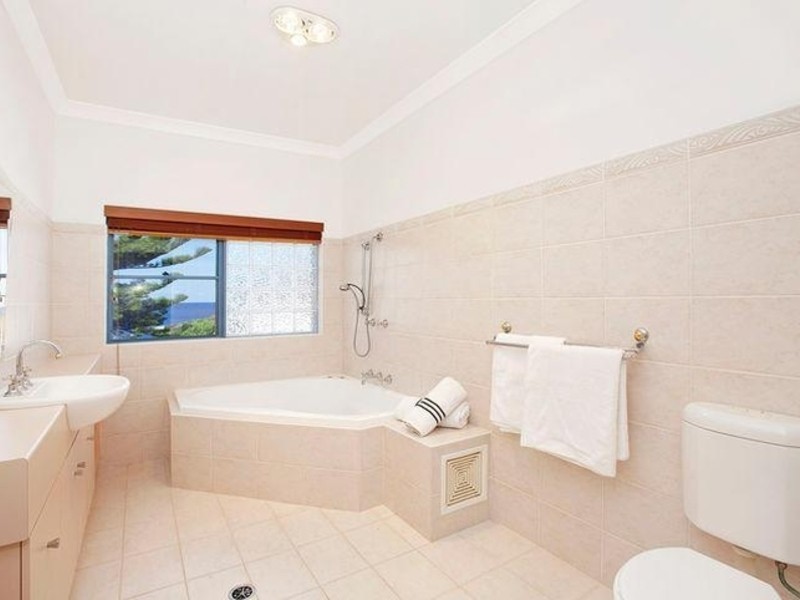 2 Gwinganna Avenue, Kiama NSW 2533