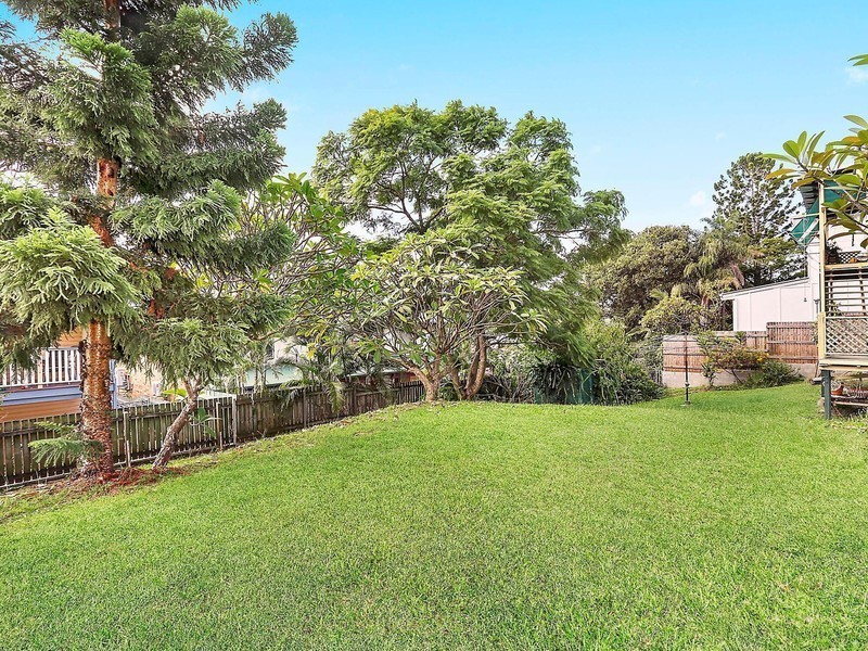 18 Hipwood Street, Norman Park QLD 4170