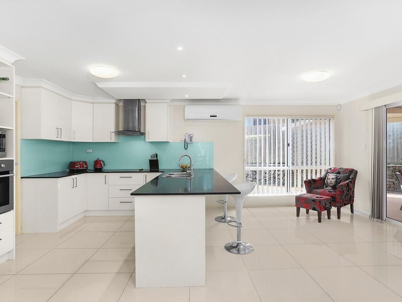 3 Oakley Street, Carindale QLD 4152