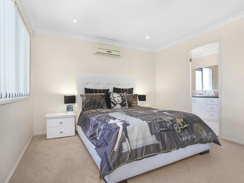 3 Oakley Street, Carindale QLD 4152