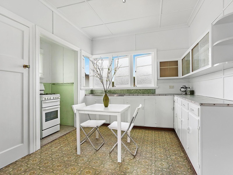 10 Hipwood Avenue, Coorparoo QLD 4151