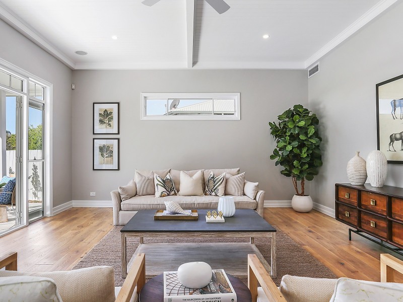 10 Hipwood Avenue, Coorparoo QLD 4151