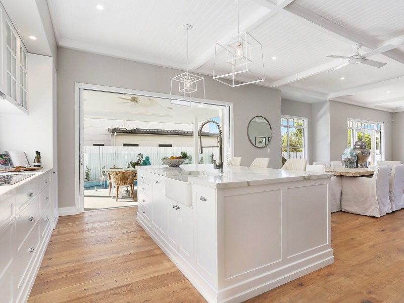 10 Hipwood Avenue, Coorparoo QLD 4151