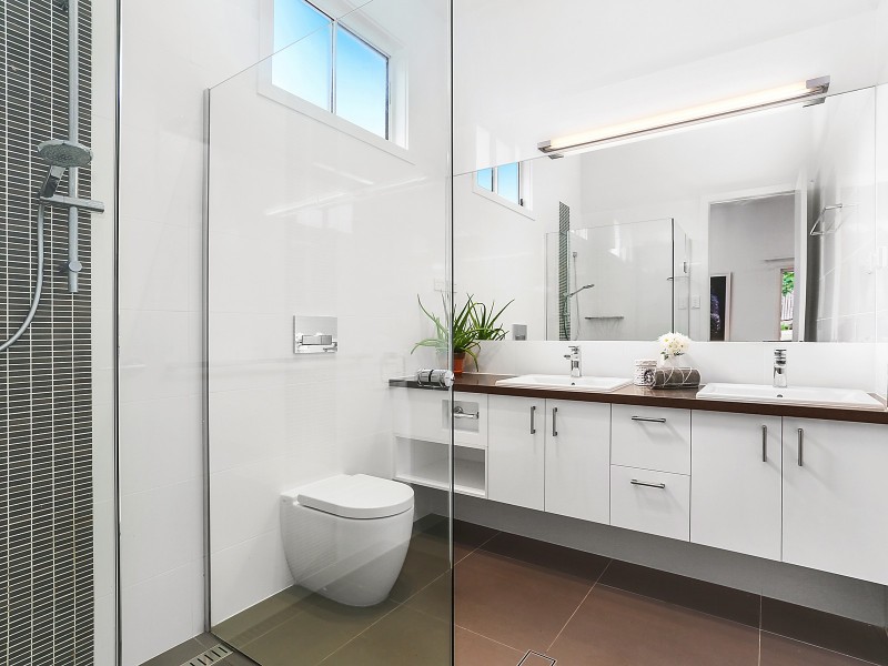 18 Dover Street, Hawthorne QLD 4171