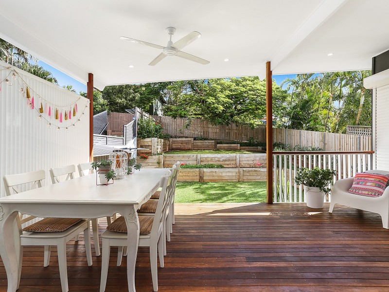 18 Dover Street, Hawthorne QLD 4171