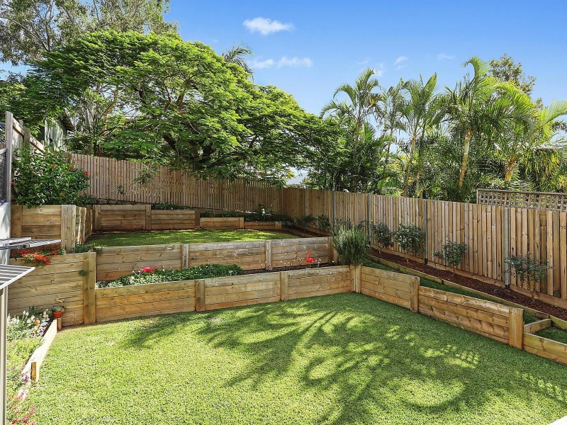 18 Dover Street, Hawthorne QLD 4171