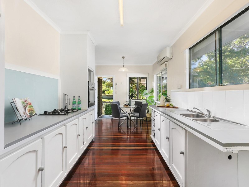 33 Logan Avenue, Oxley QLD 4075