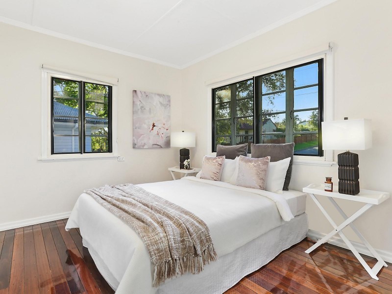 33 Logan Avenue, Oxley QLD 4075