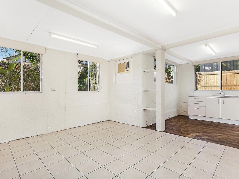 33 Logan Avenue, Oxley QLD 4075