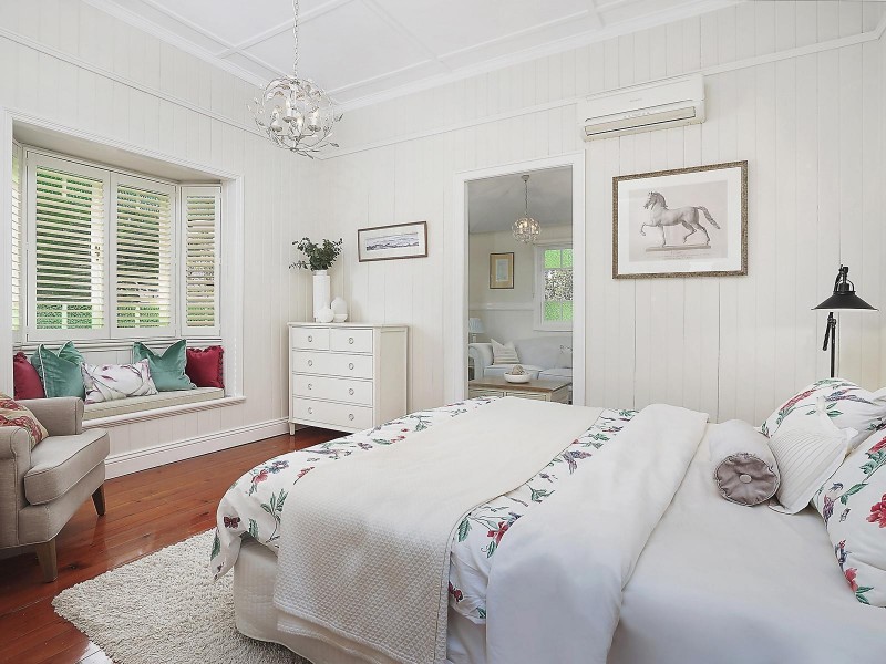 63 Real Avenue, Norman Park QLD 4170