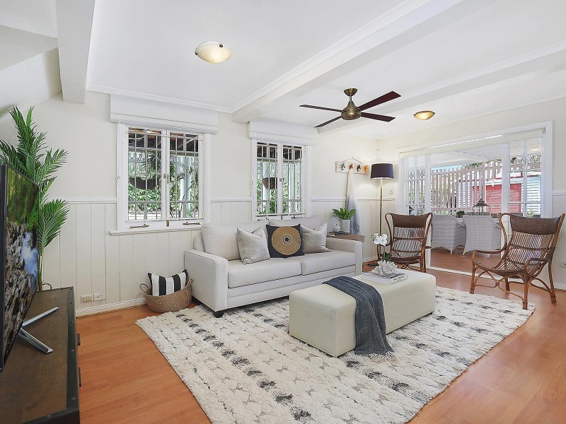 63 Real Avenue, Norman Park QLD 4170