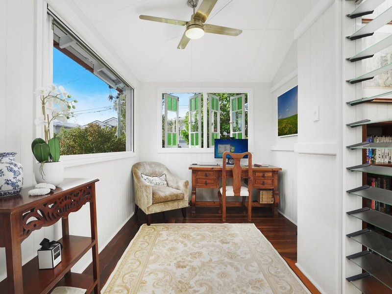 63 Real Avenue, Norman Park QLD 4170