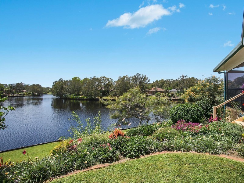 18 Eloura Court, Ocean Shores NSW 2483