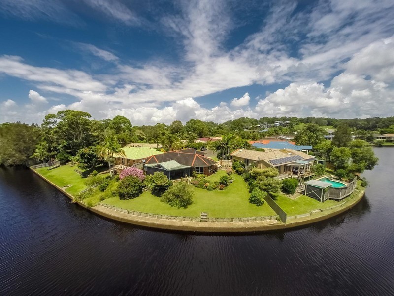 18 Eloura Court, Ocean Shores NSW 2483