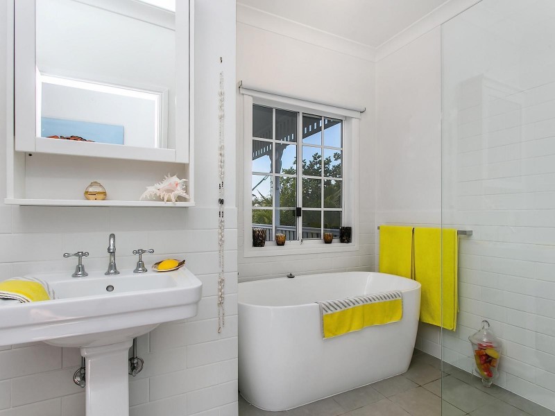 2 Bottlebrush Crescent, Suffolk Park NSW 2481
