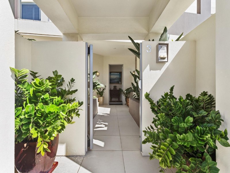 3/8 Leo Crescent, Alexandra Headland QLD 4572