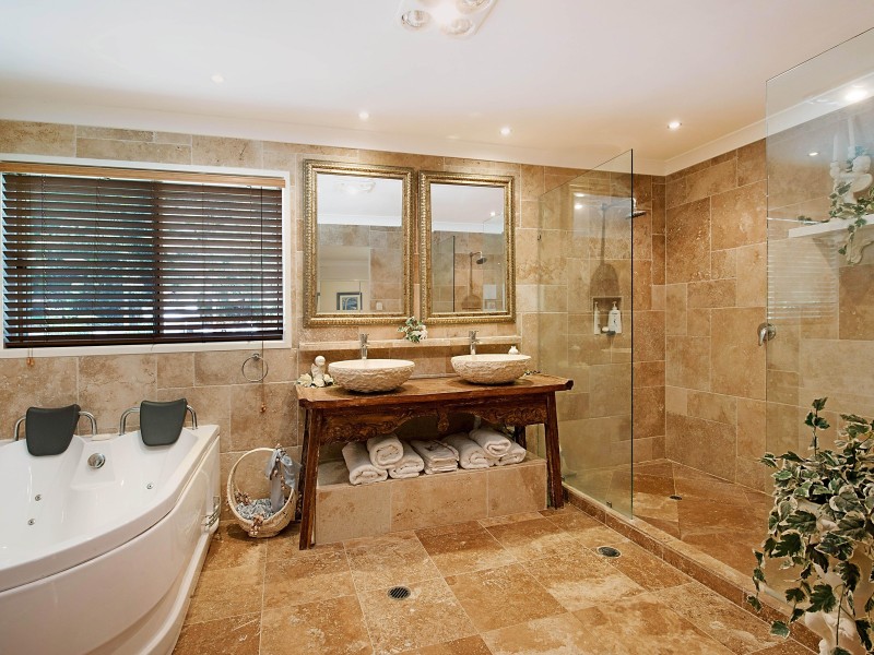 9 Hillside Court, Little Mountain QLD 4551